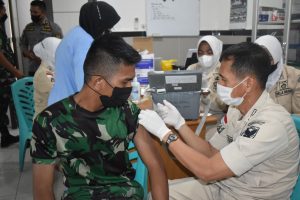 Anggota Korem 042/Gapu Suntik Vaksin Hepatitis B