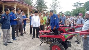 Mashuri Beri Bantuan Alat Pertanian