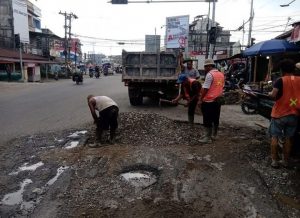 Demi Kenyamanan, Dinas PUPR Provinsi Jambi Pelihara Ruas Jalan Simp. Gado-gado
