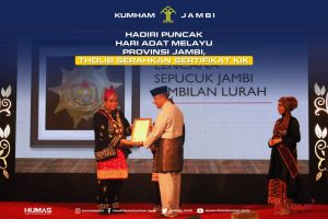 Hadiri Puncak Hari Adat Melayu Provinsi Jambi, Tholib Serahkan Sertifikat KIK
