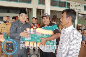 Anwar Sadat Serahkan 15 Pompong untuk 3 Kelompok KUB Nelayan
