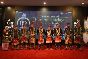 Danrem 042/Gapu Terima Pin dan Keris Sebagai Pembina Adat Melayu Jambi