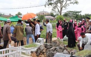 Hadiri Pemakaman Anggota Bhayangkari, Kapolres Tanjab Barat Ucapkan Belasungkawa