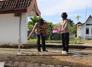 Hari Bhayangkara ke-76, Polres Tanjab Barat Tabur Bunga di TMP dan Pelabuhan Marina