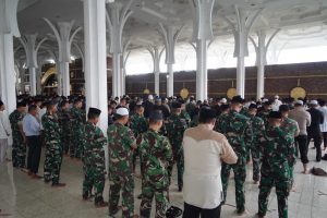 Sambut Tahun Baru Islam 1 Muharram 1444 H, Prajurit Korem 042/Gapu Ikuti Zikir dan Doa Bersama di Masjid Agung Al Falah Jambi