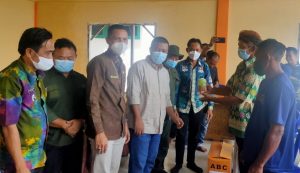 Bupati Tanjabtim Serahkan Bantuan Pupuk Organik Tanaman Kopi Liberika