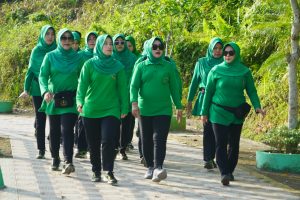 Jaga Kebugaran Tubuh, Ketua Persit Koorcab Rem 042 Bersama Anggota Laksanakan Jalan Santai