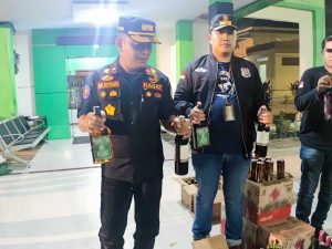 Tegas! Kasatpol PP Kota Jambi Amankan Ratusan Botol Miras yang dijual Tanpa Izin