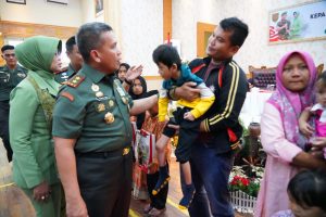 Berkunjung ke Makorem 042/Gapu, Pangdam II/Sriwijaya Berikan Tali Asih untuk Anak Yatim dan Stunting