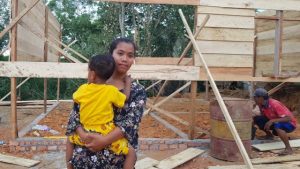 Air Mata Bahagia Romlah Saat Dapatkan Bantuan Rehab Rumah dari Satgas TMMD