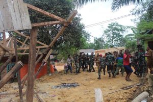 Dandim 0415/Jambi bersama Bupati Bantu Robohkan Rumah Penerima Bantuan RTLH Program TMMD