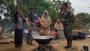 Kedekatan dengan Orang tua Asuh, Satgas TMMD Ikut Memasak