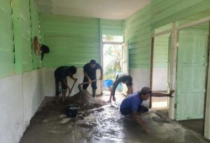 Meski Hari Libur, Satgas TMMD Tetap Semangat Bangun Rumah Warga