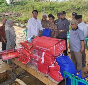 Pj Bupati Muarojambi Bachyuni Deliansyah Berikan Bantuan Kepada Korban Kebakaran di Jaluko