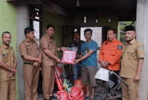 Hairan Serahkan Bantuan Korban Kebakaran di Dusun Kebun Batang Asam
