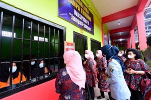 Ibu Iriana dan Ibu Wury Silaturahmi dengan Warga Binaan Lapas Perempuan di Jambi