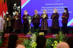 Ibu Iriana dan Ibu Wury Buka Program PKW Tekun Tenun Tahun 2022