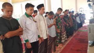 Berbaur Dengan Warga, Kapok Sahli Pangdam Salat Zuhur Berjamaah Di Masjid Miftahul Khatami