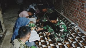 Berbagi Ilmu Agama, Satgas TMMD Ke-115 Ajari Anak Mengaji di Rumah OrangTua Asuh