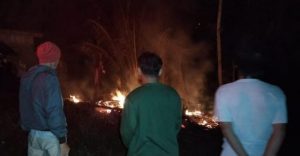 Anggota Satgas Bantu Padamkan Api Kebakaran Rumah Warga Di LOkasi TMMD