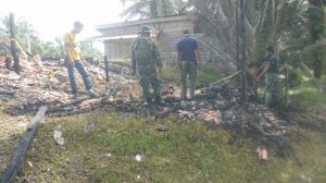 Anggota Satgas TMMD ke 115 Bersama Warga Bersihkan Puing-puing Kebakaran