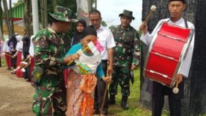 Momen Babinsa Bantu Lansia yang Ingin Ketemu Danrem