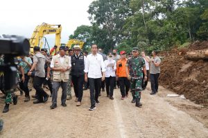 Kasad Dampingi Presiden Tinjau Lokasi Gempa Cianjur