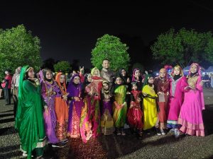 Sanggar TajMahal Baurkan Motif Batik Jambi Dengan Busana Etnis India Dalam Carnaval Angso Duo