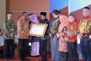 Bupati Tanjab Barat Terima Penghargaan Upakarya Wanua Nugraha