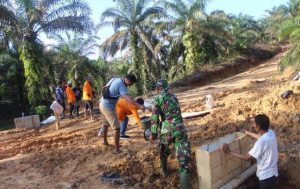 TNI Bersama Mhs KKN Unja dan Warga Berjibaku Bergotong-royong Bangun Gorong-gorong Jalan TMMD