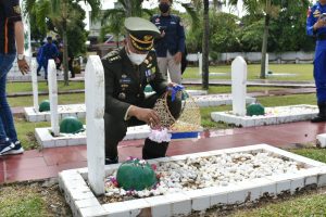 Kasrem 042/Gapu Ikuti Ziarah Nasional Hari Pahlawan di TMP Satria Bhakti