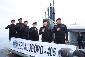 Kasad Terima Brevet Hiu Kencana Sebagai Warga Kehormatan Kapal Selam TNI AL