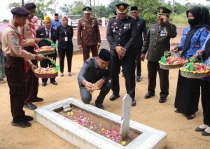 Ketua DPRD Muaro Jambi Yuli Setia Bakti Tabur Bunga Di Makam Pahlawan