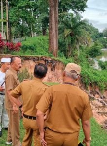 Kadis PUPR Tinjau Tanah Longsor di Belakang Kantor Gubernur Jambi