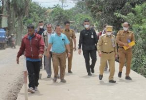 Bersama Gubernur, Kepala UPTD Workshop dan Peralatan Dinas PUPR Provinsi Jambi Tinjau Rigid Pavement