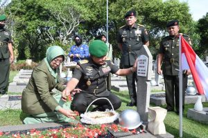 Peringati Hari Juang TNI AD, Jenderal Dudung Tabur Bunga di Makam Mantan Kasad