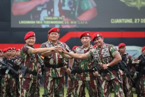 Kasad Sematkan Brevet, Baret dan Sangkur Komando Kopassus Kepada Panglima TNI dan Kapolri