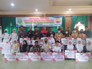 SKK Migas-PetroChina International Jabung Ltd Serahkan Bantuan Beasiswa Kepada 925 Siswa di Tanjab Timur