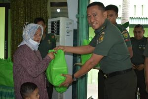 Sambut HUT Kodam II/Swj ke-77, Korem 042/Gapu Gelar Baksos Donor Darah dan Pemberian Sembako kepada Keluarga Stunting