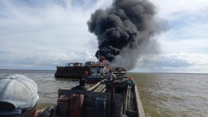 Kapal Tongkang Terbakar di Muara Kampung Laut Kabupaten Tanjab Timur