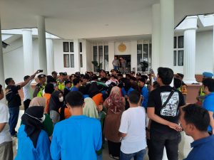 Priiitttt, Pj Bupati Muarojambi Diganjar Kartu Kuning Oleh Ikatan Mahasiswa Sungai Gelam