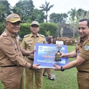 Apel Perdana Awal Tahun, Fasha Serahkan Penghargaan Pengawasan Kearsipan Kota Jambi