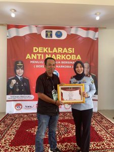 Redaksi Jambidaily.com Terima Piagam Penghargaan Apresiasi Pemberitaan Dari Lapuanja