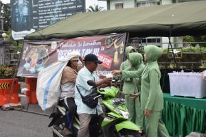 Keluarga Besar Korem 042/Gapu Berbagi Takjil Buka Puasa Untuk Masyarakat Pengguna Jalan