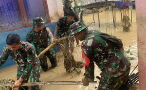 Yonif I41/AYJP Kirim Pasukan Bantu Warga Terdampak Banjir Di Desa Sepang