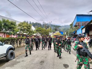 Pastikan Papua Aman Dan Kondusif, Satgas Yonif Raider 142/KJ Bersinergi Dengan Polri