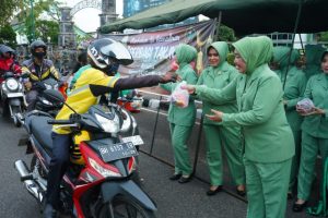 Wujud Kepedulian Persit Korem 042/Gapu Berbagi Takjil di Bulan Ramadan