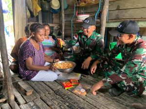 Manfaatkan Potensi Alam, Satgas Yonif 143/TWEJ Bantu Tingkatkan Ekonomi Warga