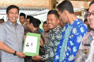 Bupati Batanghari Serahkan Piagam Penghargaan dari Kemendes Untuk 36 Kades