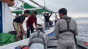 Bakamla RI Selamatkan Nelayan di Selat Makassar